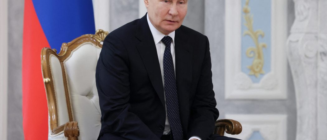 Le président russe Vladimir Poutine lors d'une réunion avec son homologue biélorusse Alexandre Loukachenko à Minsk. /Photo prise le 24 mai 2024/REUTERS/Sputnik/Mikhail Metzel