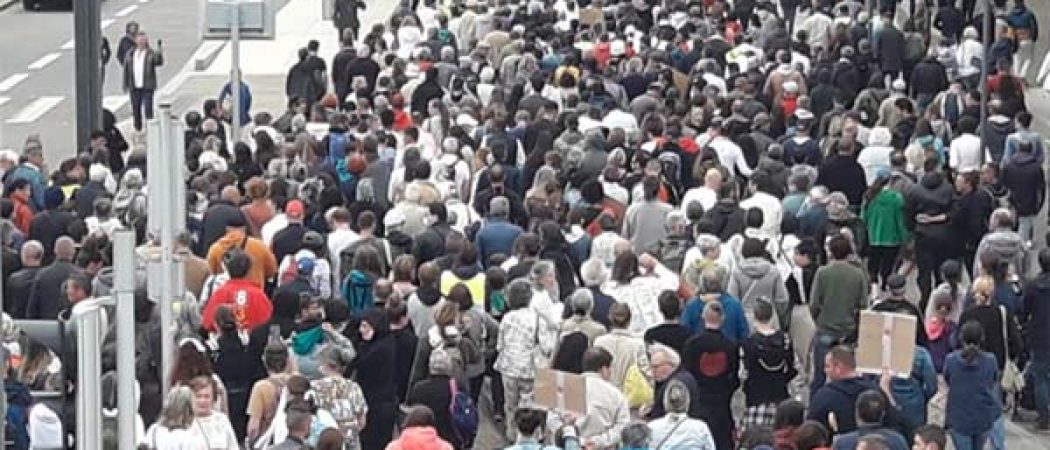 Emmanuel Macron : "le peuple est dans la rue" contre le pass sanitaire