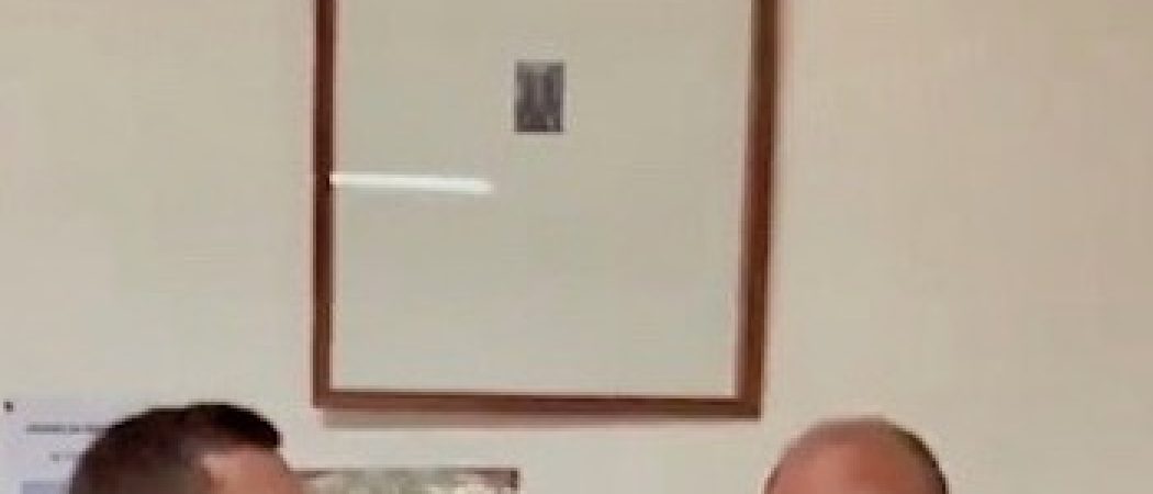 Le maire de Piffonds dans l’Yonne affiche son portrait de Macron en mairie