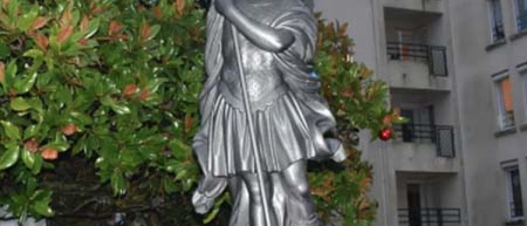 Les Sables d’Olonne : mobilisation des Vendéens pour défendre la statue Saint-Michel